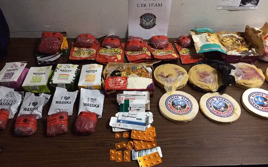 Các quan chức thuế quan tại sân bay quốc tế Newark Liberty đã phát hiện khoảng 4,5 kg cocaine mà một công dân Mỹ mang về từ Peru giấu trong các túi bánh kẹo và nhiều loại thực phẩm, đồ uống khác trong hành lý.