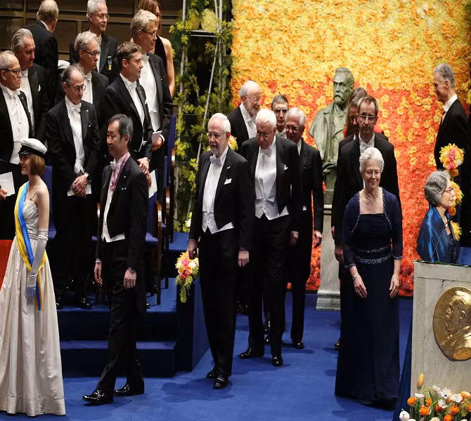 Người đoạt giải Nobel Vật lý 2015 Takaaki Kajita (thứ hai, trái), nhà Nobel Hóa học Arthur B McDonal (thứ ba, trái), người đồng nhận giải Nobel Hóa học Tomas Lindahl (thứ tư, trái), Modrich Paul (thứ 5, trái) và Aziz Sancar (thứ 6, trái) xuất hiện trong buổi lễ trao giải Nobel 2015 tại Stockholm Concert Hall ngày 10/12/2015.