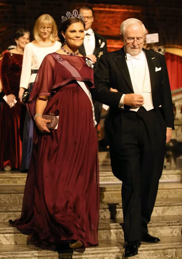 Công chúa Victoria sánh bước cùng nhà khoa học Arthur B McDonald - người đoạt giải thưởng Nobel Hóa học 2015 - trong buổi lễ vinh danh. Arthur B McDonald là nhà khoa học người Canada.