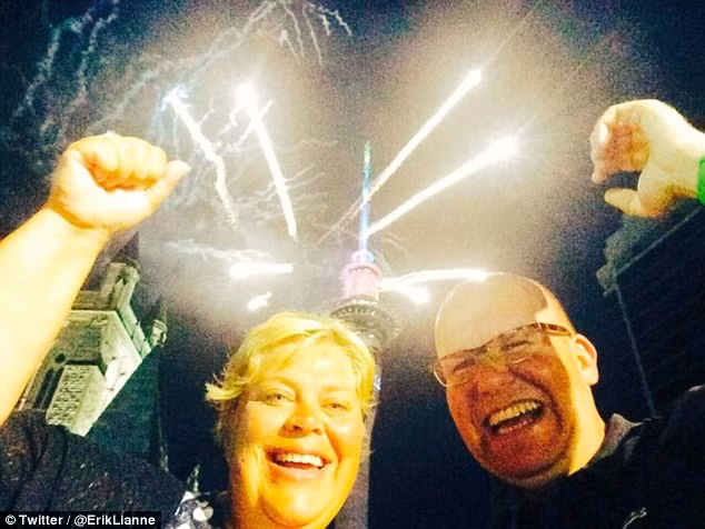 Du khách không quên ghi lại khoảnh khắc đáng nhớ này.