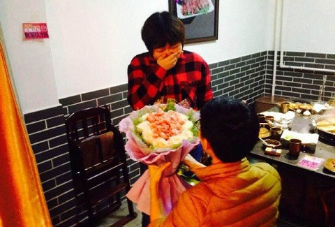 Không cần trực thăng, kim tự tháp bằng cát, tã, ô tô, du thuyền. Tất cả màn cầu hôn của chàng trai này được “cấu tạo” từ tình yêu, lòng can đảm và... một ít thịt.