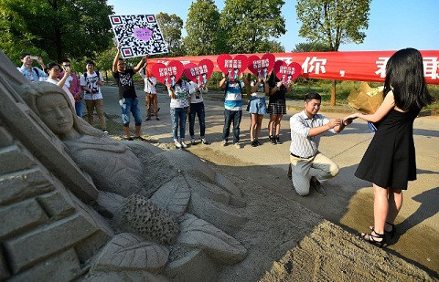 Một anh chàng đến từ Vũ Hán quyết định chế tác một kim tự tháp cao 1,5 m bằng cát khắc họa hình ảnh người bạn gái mà anh đã chọn cho cuộc đời mình. Bức chân dung bằng cát giống người thật đến 80%. Cô gái sau đó đã chấp nhận ngay khi anh chàng khéo tay rút nhẫn ra và ngỏ lời cầu hôn.