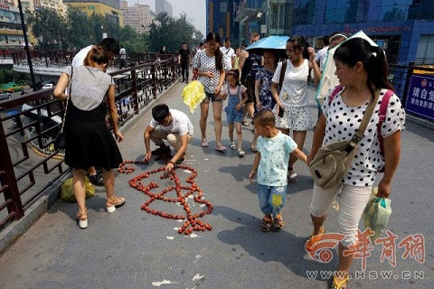 Chàng sinh viên nghèo 24 tuổi đến từ Tây An đã khiến người dân thành phố này bất ngờ khi có một màn cầu hôn "bá đạo". Anh dùng vải xếp thành hình hai trái tim với một mũi tên xuyên qua. Vậy nhưng bỏ mặc những cố gắng chân thành đó, người tình trong mộng của anh chàng này vẫn quay đầu bỏ đi sau khi kịp nhặt vài quả vải bỏ vào miệng.