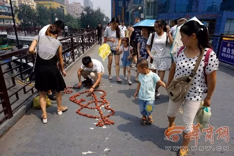 Chàng sinh viên nghèo 24 tuổi đến từ Tây An đã khiến người dân thành phố này bất ngờ khi có một màn cầu hôn "bá đạo". Anh dùng vải xếp thành hình hai trái tim với một mũi tên xuyên qua. Vậy nhưng bỏ mặc những cố gắng chân thành đó, người tình trong mộng của anh chàng này vẫn quay đầu bỏ đi sau khi kịp nhặt vài quả vải bỏ vào miệng.