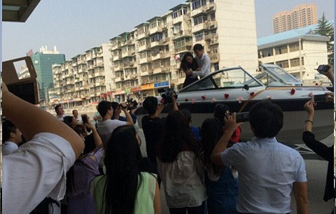 Một chàng trai đến từ Hồ Bắc đã cho người kéo một chiếc du thuyền sang trọng được gắn đầy hoa đến trước cổng một bệnh viện.Với bó hoa lớn trên tay, chàng trai hét to tên cô gái và nói: "Anh yêu em! Hãy tha lỗi cho anh". Chàng trai rút ra một chiếc nhẫn và ngỏ lời cầu hôn với người yêu. Tuy vậy, cô gái sau đó đã không ngần ngại cầm lấy nhẫn, ném ra xa và bước xuống chiếc du thuyền đi thẳng vào bệnh viện.