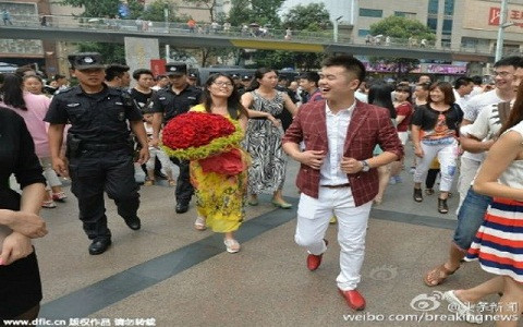 Một chàng trai ở Tứ Xuyên (Trung Quốc) đã bị cảnh sát bắt giữ vì tội làm náo loạn đường phố, gây ùn tắc giao thông và mất trật tự nơi công cộng ngay sau khi cầu hôn thành công. Anh chàng đã chuẩn bị một màn cầu hôn lãng mạn và hoành tráng ngay tại một điểm giao thông đông đúc, thậm chí còn mời gần 100 người thân, bạn bè tới tham dự để hỗ trợ màn cầu hôn.