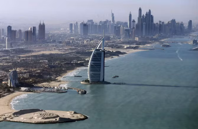 Trong ảnh là khách sạn sang trọng Burj al-Arab tại khu Jameirah, Dubai. Ảnh chụp ngày 9/12. 