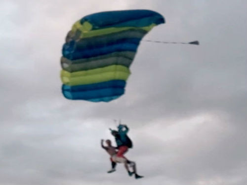 ...và bám vào người bạn khi gần xuống mặt đất.