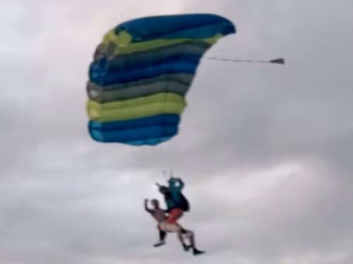 ...và bám vào người bạn khi gần xuống mặt đất.