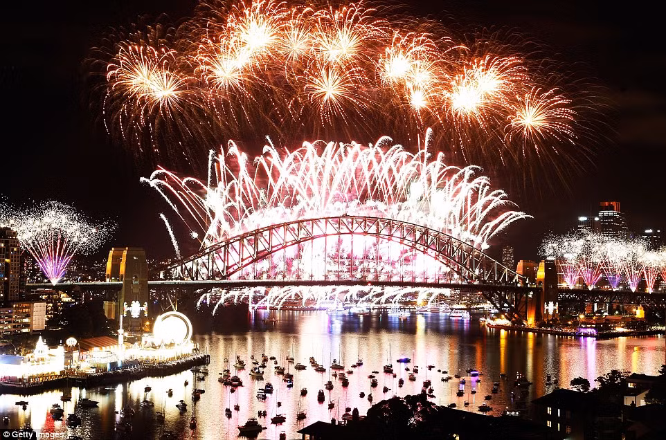Cầu cảng Sydney sáng rực với những màn pháo hoa đẹp mắt khi thời khắc chính thức bước sang năm mới 2016.