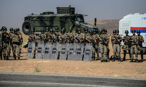 Binh sĩ Thổ Nhĩ Kỳ đứng gác gần một chốt biên giới Thổ Nhĩ Kỳ-Syria ở Sanliurfa.