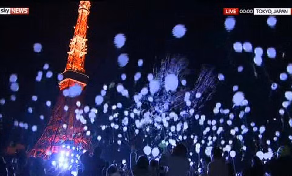 Không giống như các thành phố khác trên thế giới, người dân ở thủ đô Tokyo (Nhật Bản) đón năm mới bằng cách thả những quả bóng heli lên bầu trời ở tháp Tokyo.
