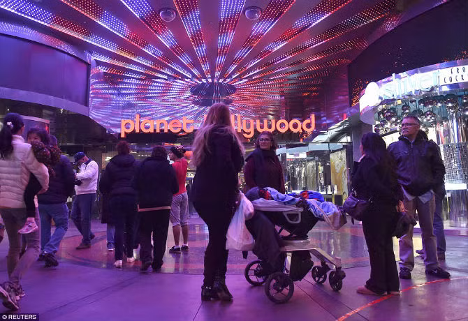 Hien truong oto dam chet nguoi gan noi to chuc Miss Universe-Hinh-9