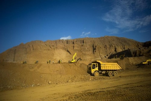 Chiều 25/12, một vụ lở đất xảy ra tại khu vực khai thác mỏ ngọc bích ở thị trấn Hpakant, bang miền bắc Kachin, Myanmar đã khiến hàng chục người mất tích. Ảnh: Mỏ khai thác ngọc bích ở Hpakant. 