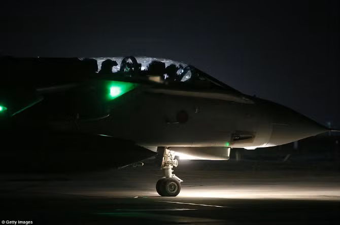 Hai phi công của RAF trên buồng lái máy bay Tornada trước khi chiếc phi cơ cất cánh tới Syria làm nhiệm vụ.