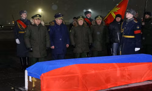 Chum anh thi the phi cong may bay Su-24 ve dat me