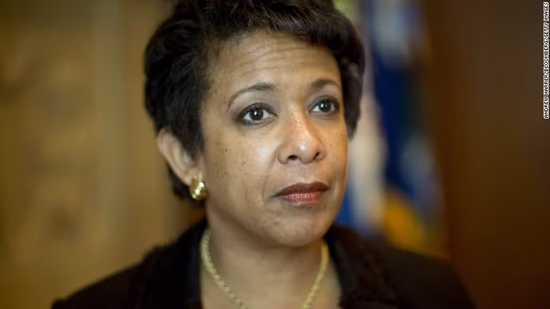 Bộ trưởng Tư pháp Mỹ Loretta Lynch là một trong những người phụ nữ làm thay đổi thế giới năm 2015. Bà Lynch là Bộ trưởng Tư pháp da màu đầu tiên trong lịch sử nước Mỹ. Trong năm 2015, bà đã khiến thế giới kinh ngạc khi đưa những quan chức tham nhũng của tập đoàn thể thao FIFA ra ánh sáng.