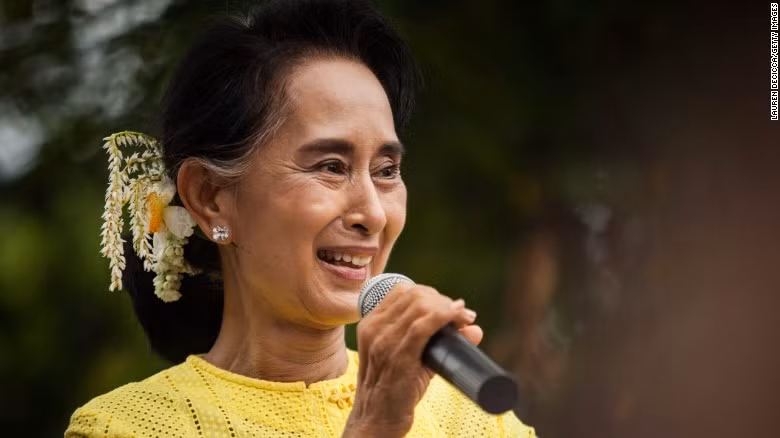 Bà Aung San Suu Kyi là Chủ tịch của đảng Liên đoàn Quốc gia vì Dân chủ (NLD) đối lập ở Myanmar. Đảng NLD của bà Suu Kyi đã giành chiến thắng trong cuộc bầu cử tự do đầu tiên của nước này hôm 8/11. Chiến thắng của NLD là sự kiện mà thế giới mong đợi sẽ “thay đổi đáng kể” bối cảnh chính trị ở Myanmar. Đây cũng là chiến thắng dành cho người phụ nữ nhỏ bé nhưng có ý chí mạnh mẽ.