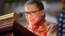Ruth Bader Ginsburg là người phụ nữ thứ 2 được ngồi chiếc ghế thẩm phán Tòa án tối cao Mỹ SCOTUS trong lịch sử hơn 220 năm. Năm nay bà Ginsburg đã 82 tuổi.