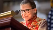 Ruth Bader Ginsburg là người phụ nữ thứ 2 được ngồi chiếc ghế thẩm phán Tòa án tối cao Mỹ SCOTUS trong lịch sử hơn 220 năm. Năm nay bà Ginsburg đã 82 tuổi.
