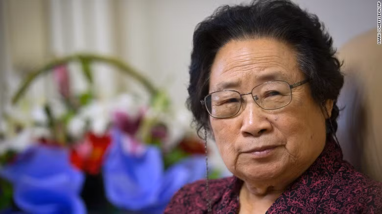 Bà Tu Youyou (Đồ U U) là một nhà nghiên cứu y học và y hóa Trung Quốc. Bà đã tìm ra phương thuốc chữa sốt rét bằng cây thanh hao hoa vàng và vinh dự nhận giải Nobel Y học năm 2015.