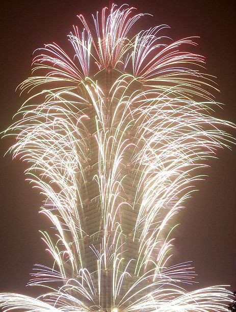 Tòa tháp Đài Bắc 101 ở Đài Loan (Trung Quốc) trong giây phút bước sang năm 2016.