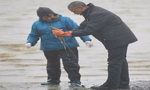 Nhà lãnh đạo Mỹ gặp các ngư dân địa phương và gia đình của họ trên bờ biển Kanakanak ở Dillingham, Alaska.