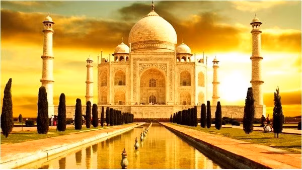 Ấn Độ cũng là một sự lựa chọn lý tưởng. Quốc gia này có nhiều địa danh quyến rũ cho bạn như thủ đô Delhi với nhiều bảo tàng nổi tiếng, thành phố Agra nơi có ngôi đền tráng lệ Taj Mahal,...