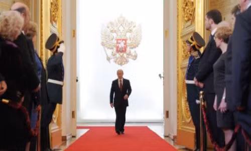 Vi sao Tong thong Putin co dang di “tay vung, tay cung“?