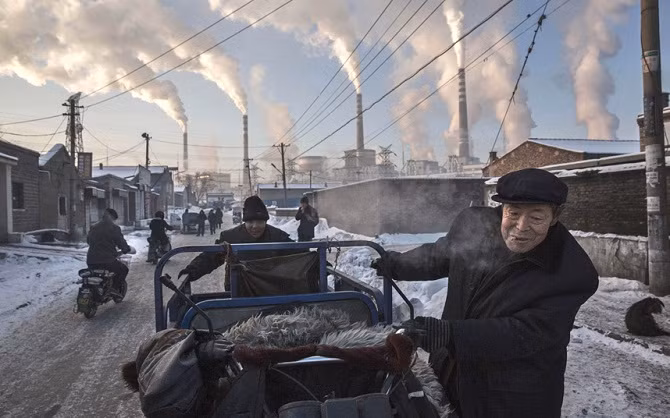 Nhiếp ảnh gia Kevin Frayer đã đến thăm “vựa than đá” - tỉnh Sơn Tây, Trung Quốc và ghi lại cuộc sống của người dân nơi đây. Tỉnh Sơn Tây đối mặt với tình trạng ô nhiễm trầm trọng.