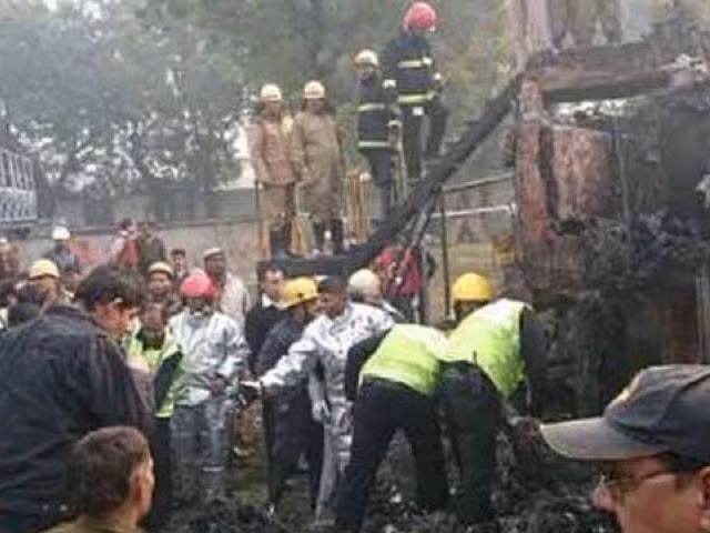 Lực lượng cứu hộ tại hiện trường máy bay rơi.