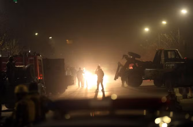 Lực lượng an ninh Afghanistan đứng gần khu vực xảy ra vụ tấn công khủng bố, gần Đại sứ quán Tây Ban Nha ở trung tâm Kabul, Afghanistan.