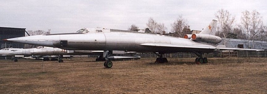 Tu-22 nguyên bản có thiết kế với hai động cơ phản lực đặt ở đuôi máy bay, phẫn mũi nhọn hơn hướng xuống phía dưới và khoang lái khá hẹp