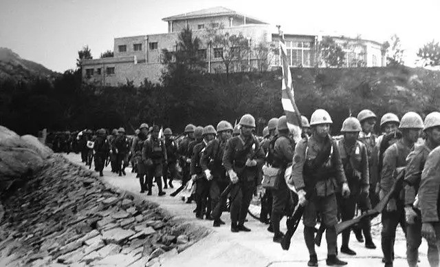 1941 — Nhật Bản chiếm Hong Kong từ Anh. Phát-xít Nhật và sự hung hăng của mình trong Thế Chiến II đã được thể hiện từ rất lâu, trước cả khi trận Trân châu cảng diễn ra. Ngày 7/12/1941, nước này đã trực tiếp tấn công phương Tây tại Hawaii.