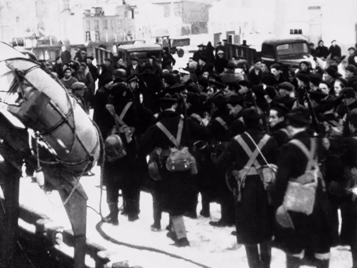 1941 —Đô đốc Émile Muselier chiếm Saint Pierre. Vào Giáng sinh năm 1941, một nhóm nhỏ Giải phóng quân Pháp, dưới sự chỉ huy của Đô đốc Émile Muselier đã tấn công đảo Saint Pierre. Họ không gặp chút phòng vệ nào, và đã chiếm thành công các trung tâm chỉ huy trong vòng một giờ đồng hồ.