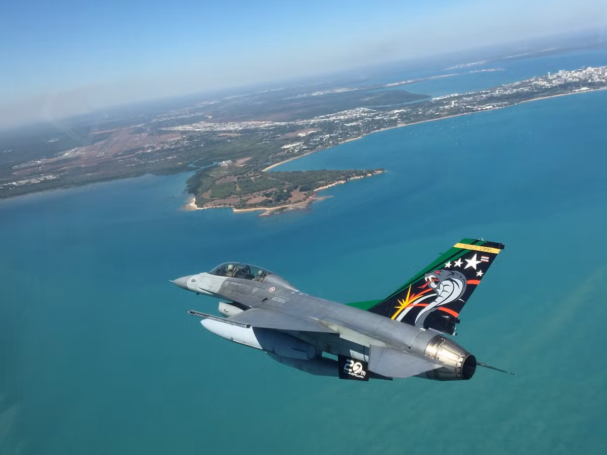 Không quân Hoàng gia Thái Lan hiện có trong biên chế 50-60 chiếc F-16A/B Block 15 mua từ cuối những năm 1980. Hiện tại, ít nhất 18 chiếc đã được Mỹ nâng cấp theo chương trình tăng hạn vòng đời giữa giai đoạn với đơn giá hợp đồng đến 700 triệu USD. Gói nâng cấp tiêm kích F-16 cho KQ Thái Lan gồm: trang bị module máy tính đa nhiệm, radar AN/APG-68(V)9, hệ thống quản lý tác chiến điện tử AN/ALQ-213, liên kết dữ liệu chuẩn Link 16 và hệ thống mũ bay JHMCS.