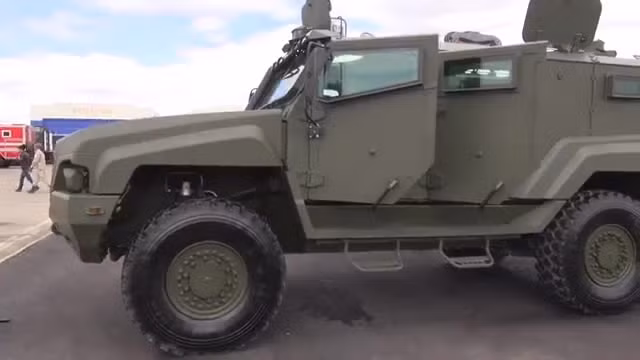 Đáng lưu ý, bộ giáp của xe bọc thép Typhoon-K được phát triển bởi công ty Plasan Sasa của Israel. Ngoài module giáp thép thường còn có thể lắp thêm các tấm giáp gốm tăng cường cấp độ bảo vệ. Với lớp giáp bảo vệ mức độ cao nhất, toàn thân Typhoon-K có thể chống được đạn xuyên giáp cỡ 7,62x51mm chuẩn NATO.