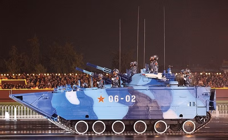 Xe chở quân bánh xích ZBD-05: là phiên bản phổ biến nhất được phát triển từ khung gầm xe chiến đấu bộ binh ZBD-2000. Vũ khí của ZBD-05 gồm 1 pháo 30 mm, 1 súng máy phòng không 12,7 mm và 1 súng máy đồng trục 7,62 mm. Kíp lái gồm 3 người và chuyên trở được 8 lính thủy đánh bộ.