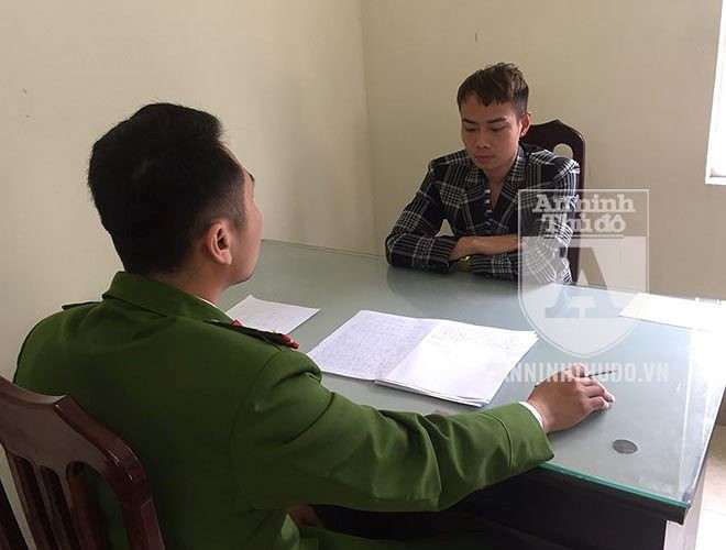 Nam Khang tại cơ quan điều tra. 18h ngày 6/3, anh được trở về nhà sau khi trình diện lấy lời khai. Ảnh: An Ninh Thủ Đô.