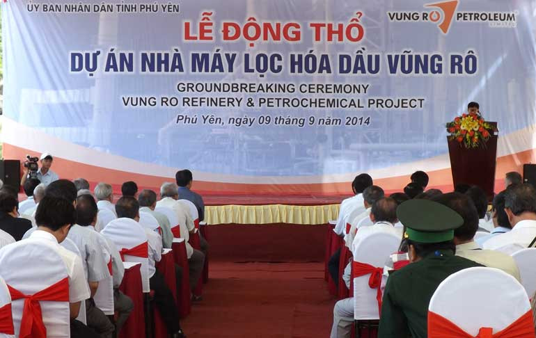 Dự án Nhà máy lọc hóa dầu Vũng Rô được động thổ xây dựng từ ngày 9/9/2014. Dự án có tổng vốn đầu tư gần (tương đương 66.775,8 tỷ đồng) do Công ty TNHH Dầu khí Vũng Rô làm chủ đầu tư, được triển khai xây dựng tại xã Hòa Tâm, huyện Đông Hòa, tỉnh Phú Yên, thuộc Khu công nghiệp Hòa Tâm - Khu kinh tế Nam Phú Yên. Ảnh: Báo Phú Yên.
