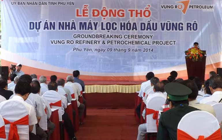 Dự án Nhà máy lọc hóa dầu Vũng Rô được động thổ xây dựng từ ngày 9/9/2014. Dự án có tổng vốn đầu tư gần (tương đương 66.775,8 tỷ đồng) do Công ty TNHH Dầu khí Vũng Rô làm chủ đầu tư, được triển khai xây dựng tại xã Hòa Tâm, huyện Đông Hòa, tỉnh Phú Yên, thuộc Khu công nghiệp Hòa Tâm - Khu kinh tế Nam Phú Yên. Ảnh: Báo Phú Yên.