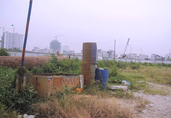 Dự án khởi công vào tháng 2/2007 dự kiến hoàn thành vào năm 2010 với quy mô 6 tòa chung cư cao 30 tầng. Tuy nhiên, nhiều năm sau đó, dự án nằm bất động. Ảnh: Báo Đầu tư.