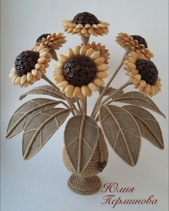 Vỏ hạt dẻ cười bình thường chắc chắn sẽ bị vứt vào thùng rác, tuy nhiên, với một chút sáng tạo, bạn có thể tận dụng tái chế thành những vật trang trí nhà siêu độc đáo như bình hoa giả, tranh treo tường... Ảnh: m.ok.ru.