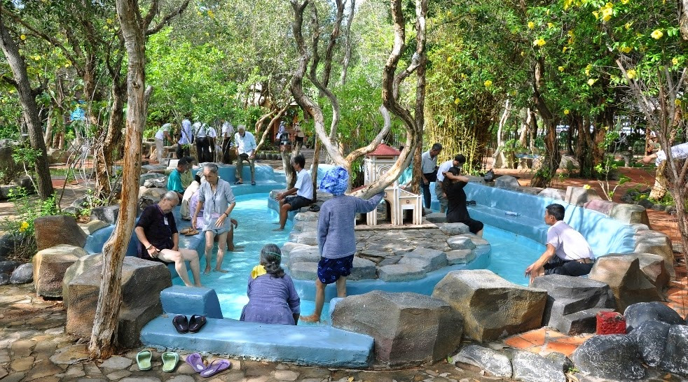  9. Bà Rịa - Vũng Tàu Cách TPHCM không xa nhưng Bà Rịa - Vũng Tàu không chỉ có nhiều bãi biển đẹp, mà còn có rừng núi hoang sơ, rất phù hợp để bạn đi nghỉ dưỡng, ngắm cảnh... Nếu ở ngay TPHCM, bạn dễ dàng di chuyển xuống đó. Còn nếu ở Hà Nội, bạn có thể đăng ký tour đến Vũng Tàu với mức giá khoảng từ trên dưới 2 triệu đồng/người. Ảnh: baodulich.net.vn.