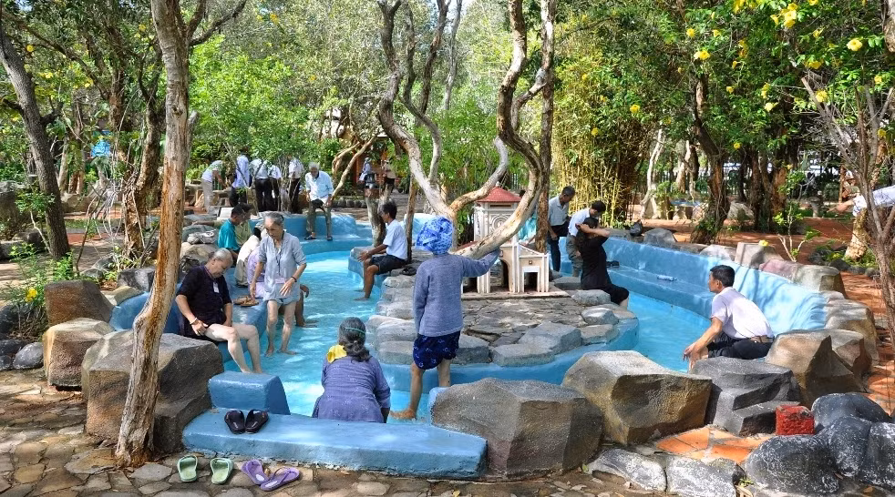  9. Bà Rịa - Vũng Tàu Cách TPHCM không xa nhưng Bà Rịa - Vũng Tàu không chỉ có nhiều bãi biển đẹp, mà còn có rừng núi hoang sơ, rất phù hợp để bạn đi nghỉ dưỡng, ngắm cảnh... Nếu ở ngay TPHCM, bạn dễ dàng di chuyển xuống đó. Còn nếu ở Hà Nội, bạn có thể đăng ký tour đến Vũng Tàu với mức giá khoảng từ trên dưới 2 triệu đồng/người. Ảnh: baodulich.net.vn.