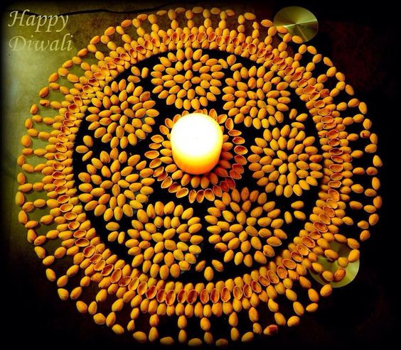 Sáng tạo đầy nghệ thuật với chiếc bàn ăn có hoa văn độc đáo từ vỏ hạt dẻ cười và ánh nên đầy lãng mạn. Ảnh: Manisha ashra.