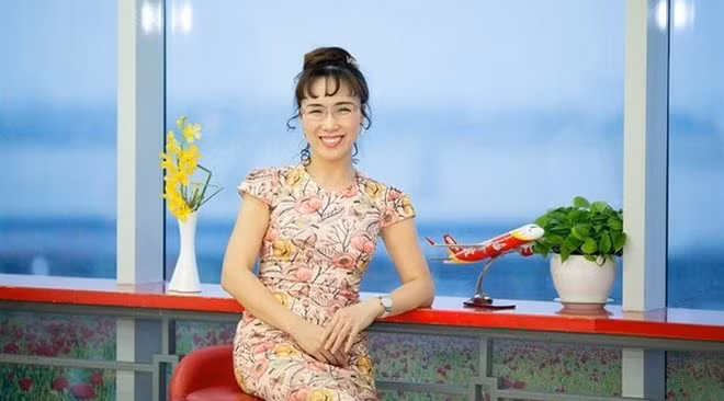1. Bà Nguyễn Thị Phương Thảo Theo danh sách những tỷ phú USD giàu nhất thế giới năm 2018 vừa được tạp chí Forbes công bố, nữ đại gia Nguyễn Thị Phương Thảo - CEO Vietjet Air - xếp thứ 766 với 3,1 tỷ USD theo bảng xếp hạng 2018 nhưng theo thời gian thực (tính tới hết 6/3), bà Thảo đứng thứ 685 với 3,4 tỷ USD. Ảnh: dkn.tv.