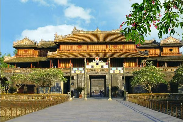  10. Cố đô Huế Nếu người thân của bạn là người ưa thích sự bình lặng, tĩnh tại, trầm ngâm thì Huế cổ kính là điểm đến phù hợp nhất cho dịp này. Bạn có thể đi ô tô hoặc tàu từ Hà Nội vào đó với giá tour 2 ngày 3 đêm khoảng 2,5 triệu. Nếu đi máy bay, chi phí sẽ cao hơn một chút.