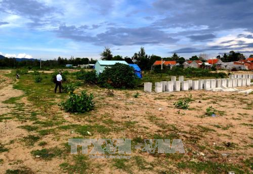 Theo đó, Phó Chủ tịch UBND tỉnh Phú Yên - ông Nguyễn Chí Hiến giao Ban quản lý (BQL) Khu kinh tế khẩn trương, chủ động liên hệ với Sở KH&amp;ĐT để tiếp nhận các hồ sơ liên quan đến dự án Nhà máy lọc hóa dầu Vũng Rô; và ra Quyết định thu hồi Giấy chứng nhận đăng ký đầu tư dự án của Cty TNHH Dầu khí Vũng Rô theo quy định. Ảnh: TTXVN.