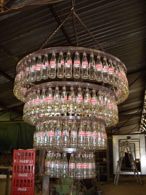 Chùm đèn bằng vỏ chai coca cola 4 tầng vô cùng độc đáo. Ảnh: therealhollywoodbandit.tumblr.com.